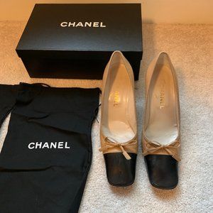 CHANEL Classic Pumps with orig. Box & Dust Bags, Sz. 7.5